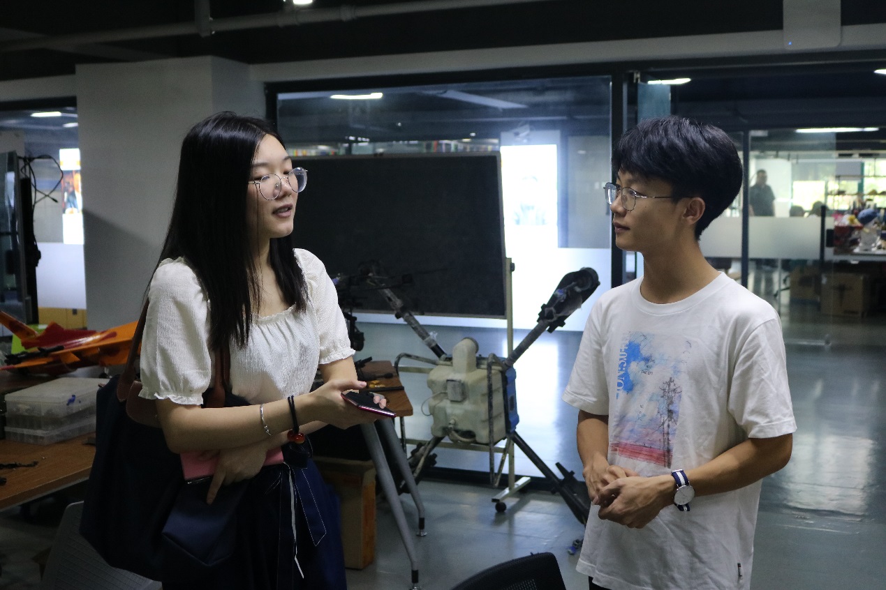台州日报记者来我校大学生创业园进行专题采访