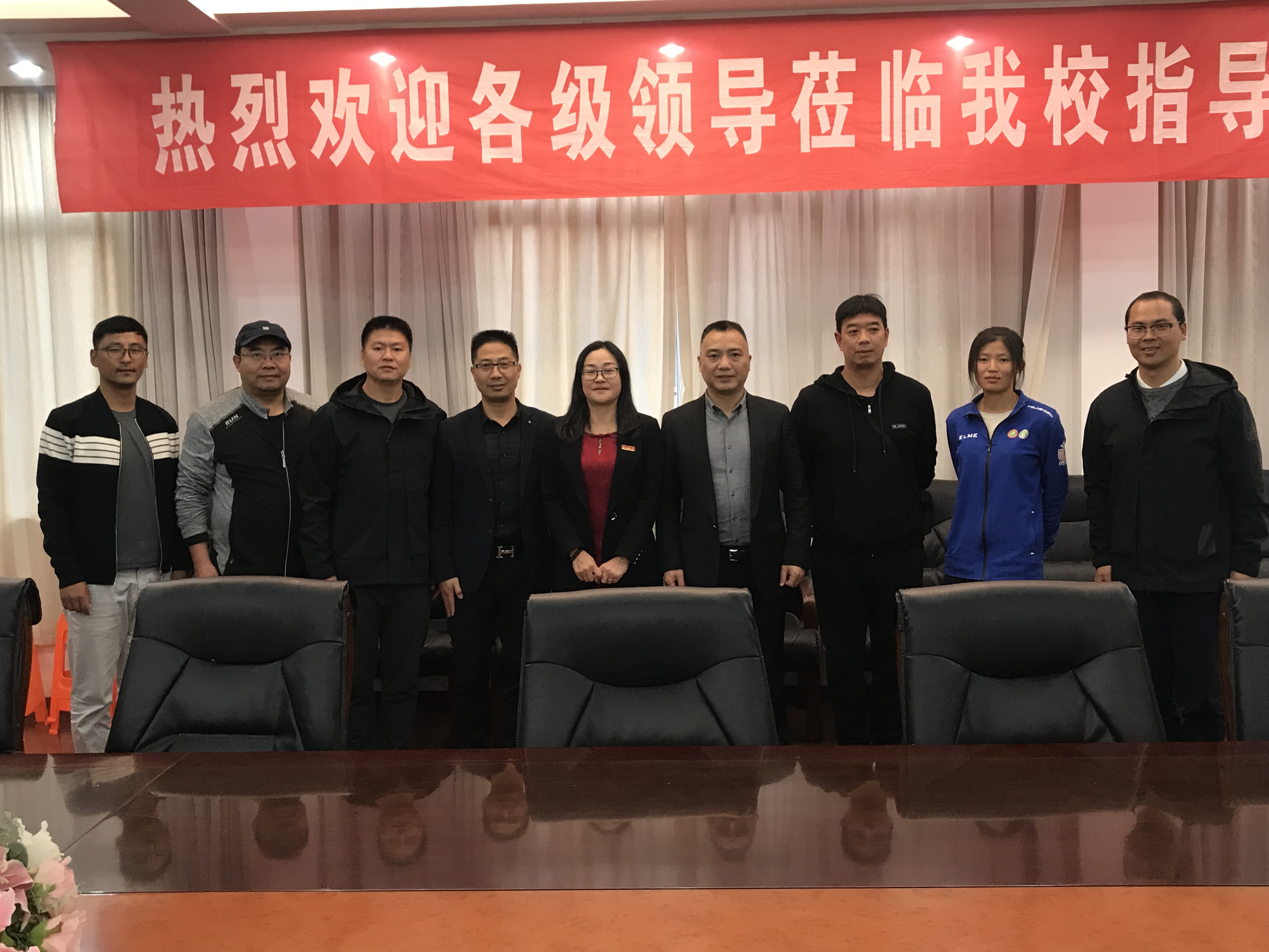 椒江五中校长丁旻,副校长张焕伟及足球组成员出席洽谈会.