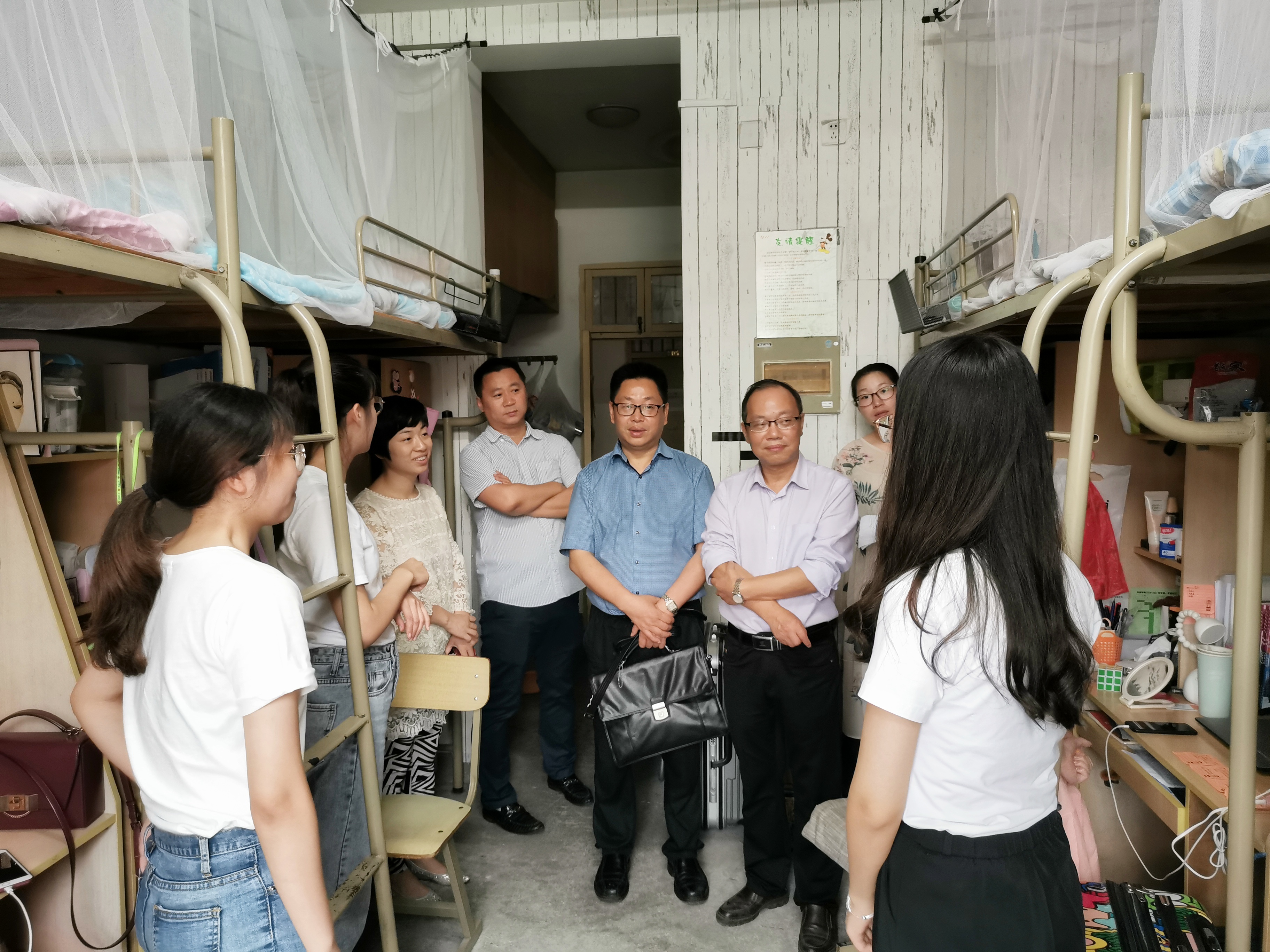 生命科学学院领导走访学生寝室看望毕业生-台州学院