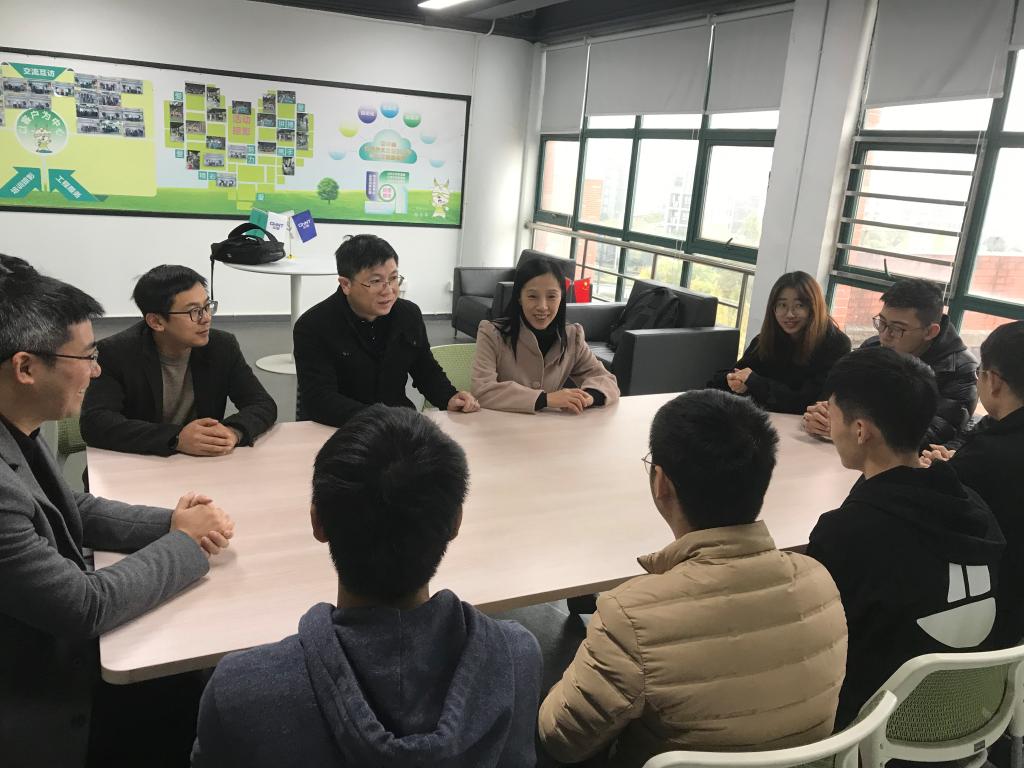 方式,深入了解学生实习工作情况,11月30日下午,电信学院副院长苏岐芳