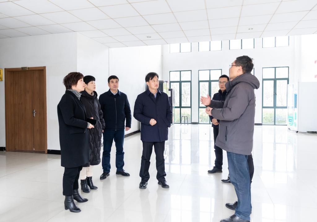 校领导巡查指导新学期开学准备工作
