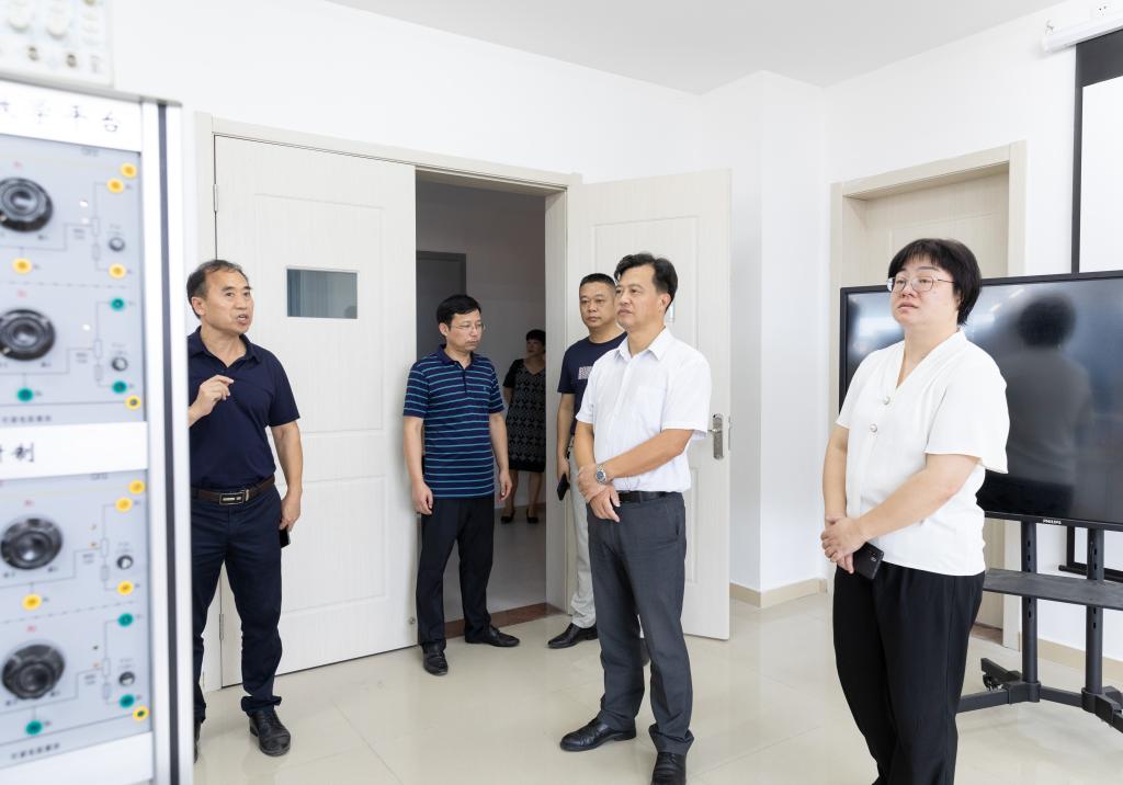 陈光亭校长检查开学教学准备工作