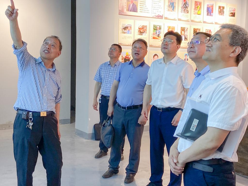 台州市人大常委会秘书长许世斌,临海古建公司董事长黄大树,我校临海