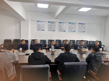 说明: C:\Users\HP\Desktop\2 与温峤镇领导以及工量刃具综合体负责人进行座谈.jpg