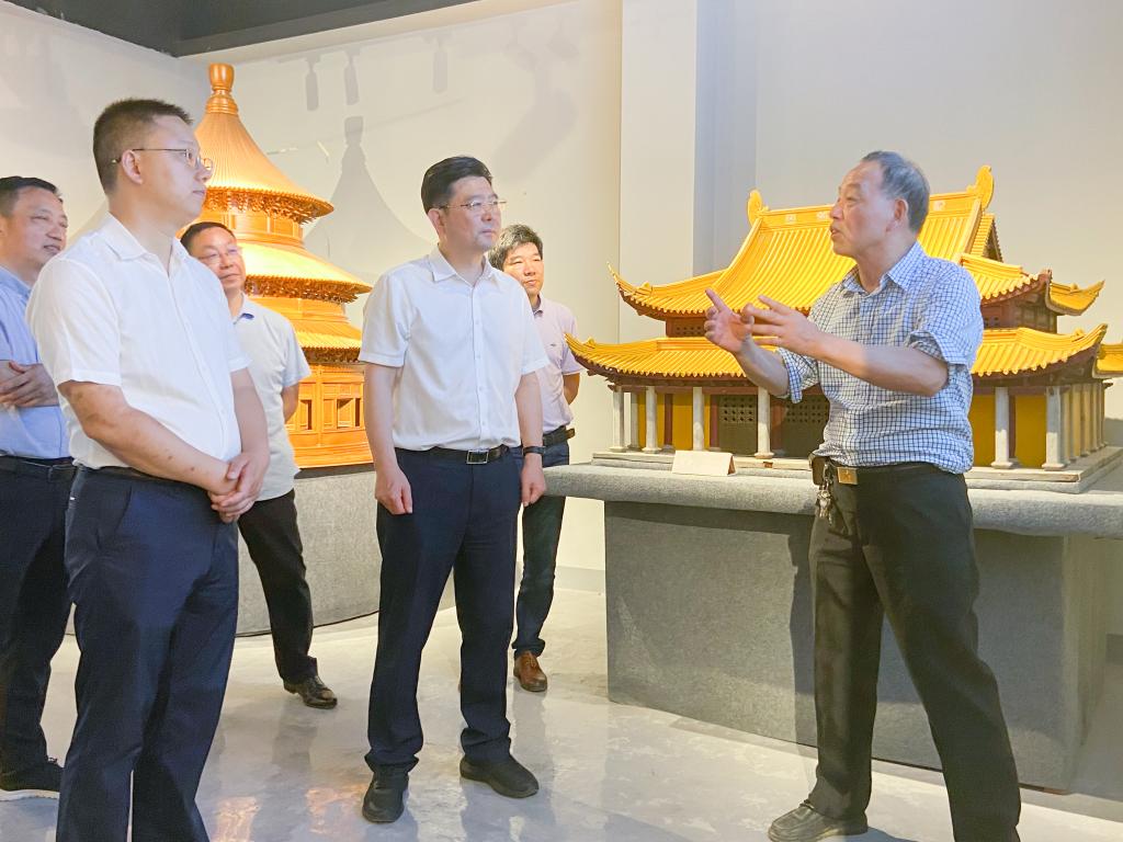 台州市人大常委会秘书长许世斌,临海古建公司董事长黄大树,我校临海