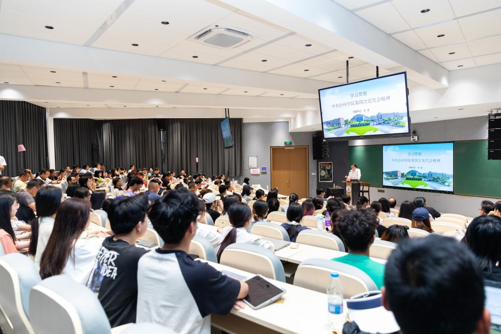 校党委书记朱坚带头深入基层宣讲学校第四次党代会精神 推动党代会精神落地见效